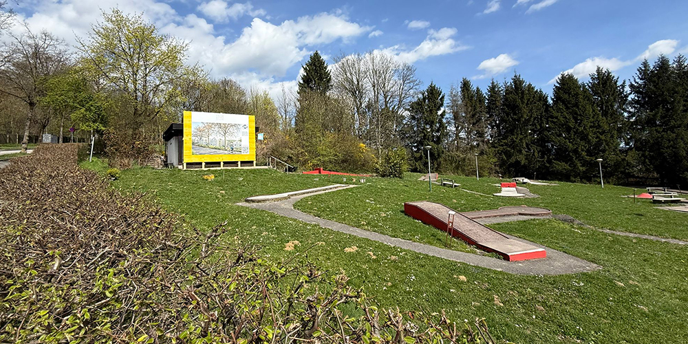 Eine Idylle wurde von SPÖ, ÖVP und FPÖ zum Abschuss freigegeben: Der 5.000 Quadratmeter große, parkartige Minigolfplatz am Linzer Freinberg wurde umgewidmet und muss einer Luxus-Wohnanlage weichen. Der Kiosk wurde bereits mit dem Baustellenschild zugebrettert (Foto: zVg)