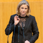 Außenministerin Meinl-Reisinger plant „Zentrum gegen Desinformation“: Schutz vor Manipulation – oder staatliche Definitionshoheit über den öffentlichen Diskurs?