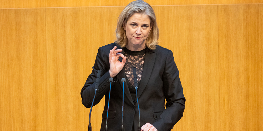Außenministerin Meinl-Reisinger plant „Zentrum gegen Desinformation“: Schutz vor Manipulation – oder staatliche Definitionshoheit über den öffentlichen Diskurs?